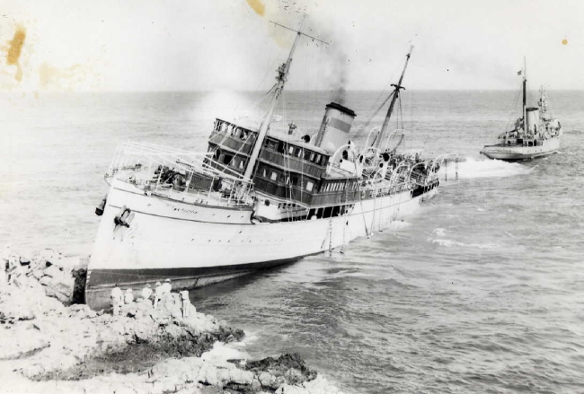 Arona. Barco encallado en la Punta de Rasca. Fondo Fotográfico Ayuntamiento de San Miguel de Abona